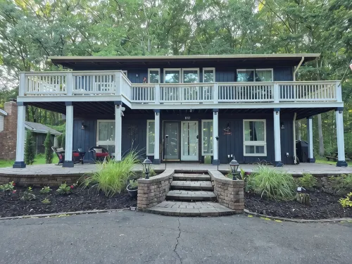 Cozy property, a short walk to a lake front beach.