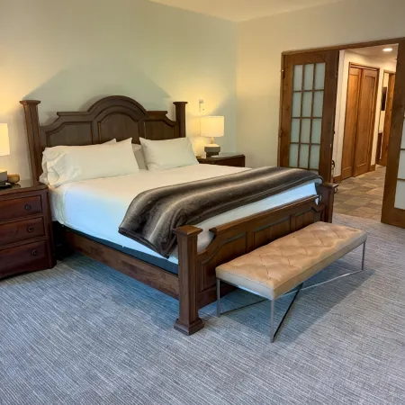 New Renovation 4 Bed - Walk to Gondola - Mountain Views - Ski Locker Included