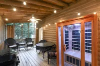 Helen Mountaintop Couples Retreat~Hot Tub~Sauna~King Bed~Pool Table - Chalets