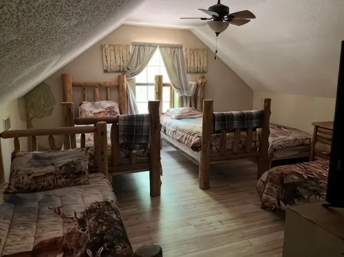 Priv 80 secluded spa cabin retreat in woods nature ATV trails fish hunt relax