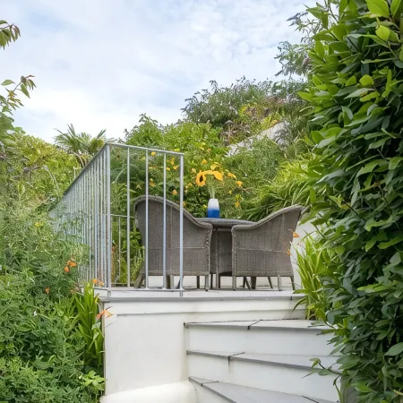 Stylish 4 bed house walking distance to beaches