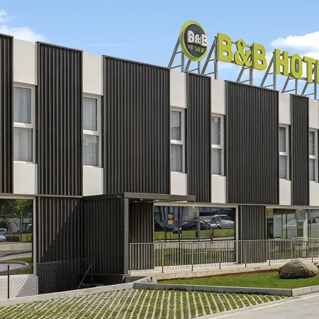 B&B HOTEL Santiago Milladoiro Отели рядом с достопримечательностью «Дворец Фонсека»