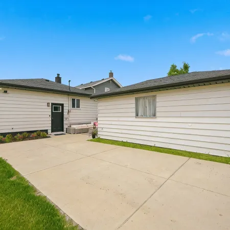 King Bed, Fenced Yard, Parking, TV’s in All Rooms! Near Parks