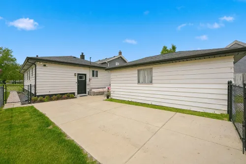 King Bed, Fenced Yard, Parking, TV’s in All Rooms! Near Parks