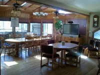 Secluded on 9 acres Beautiful 6,000+ Sq. Ft. Cabin, 6 Bd 4.25 Bath - شاليه