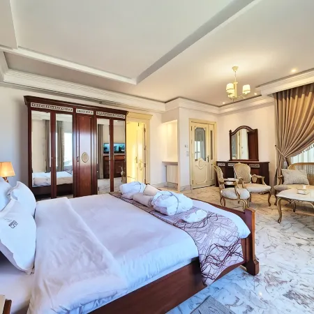 Luxury villa with heated pool, private elevator and wonderful view of Lake Tunis