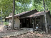 Rustic River Cabin- Located Near the Illinois River!