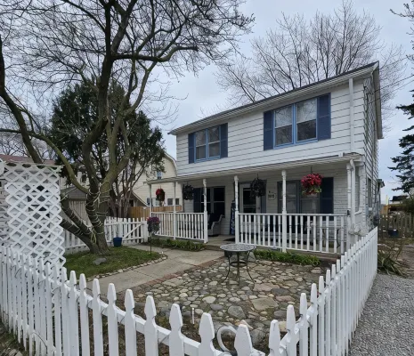 Paradise found in this charming 2-bedroom house on Lake Erie Waterfront - Homestays