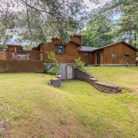 Cozy 3-bedroom cabin with WiFi and AC in tranquil Greenwood
