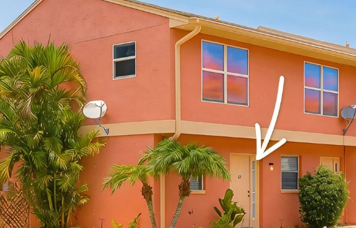 A Tropical Paradise, 2-bedroom townhouse with AC, WiFi, & pool in Ft. Myers