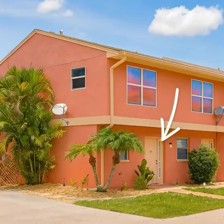 A Tropical Paradise, 2-bedroom townhouse with AC, WiFi, & pool in Ft. Myers
