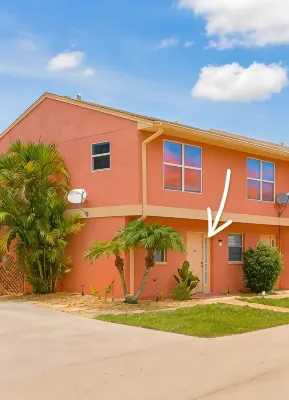 A Tropical Paradise, 2-bedroom townhouse with AC, WiFi, & pool in Ft. Myers