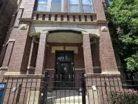 Luxe Loft vibe –4BR/3BA Apt– King Suite-11 minutes from downtown-Families-Groups Hotels near Bronzeville Children's Museum