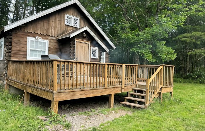 Charming 1-bedroom cottage with WiFi, AC in enchanting Kenoza Lake area.