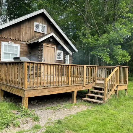Charming 1-bedroom cottage with WiFi, AC in enchanting Kenoza Lake area.