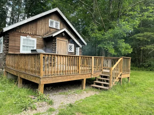 Charming 1-bedroom cottage with WiFi, AC in enchanting Kenoza Lake area.