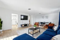 Spacious 3-bedroom house with card table, backyard and Wifi in NE Albuquerque - Bungalows