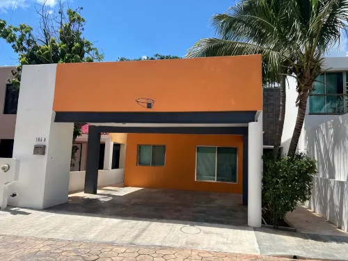 4-Bedroom House in Delightful Valladolid with WiFi, AC - Homestays