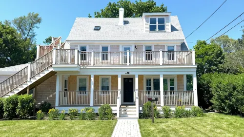 Ptown Pearl · Central Location w/ Porch & Deck · Walk to Beach, Galleries & Town - 4-Star