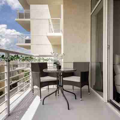 Bright Sleek condo with wonderful skyline view Others