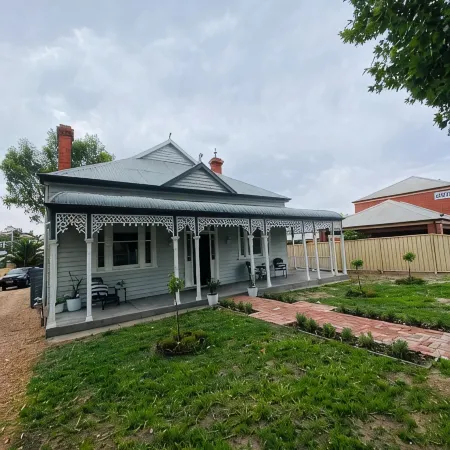 Daisy Cottage - 4 bedrooms, Close to CBD