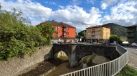 Charming, with views, comfortable and centrally located. Close to the river and the National Park. - Homestays