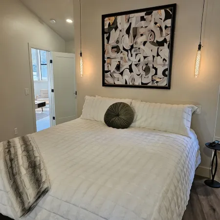 West Side 3BR/3BA - En suite layout, Pool&Hot Tub, nestled in oak covered hills!