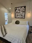 West Side 3BR/3BA - En suite layout, Pool&Hot Tub, nestled in oak covered hills! - Pools
