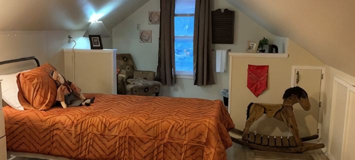 2-bedroom Carriage House in downtown Topeka - AC  high speed Wi-Fi & parking 토피카 호텔
