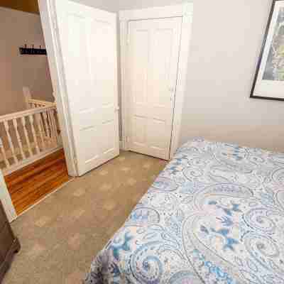 Charming Downtown 3rd Floor 1 Bedroom Apt Rooms