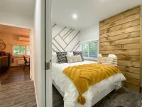 *Beach Walk, Hot Tub & Private Pickleball Gem*