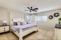 Family-Friendly Luxury ~ 1-Level Remodel, King Suite, BBQ Pergola & Golf Nearby
