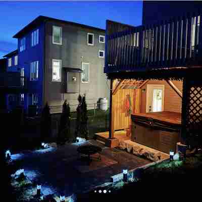 The Governor's Suite - An executive oasis featuring a hot tub, fire pit and BBQ! Hotel Exterior