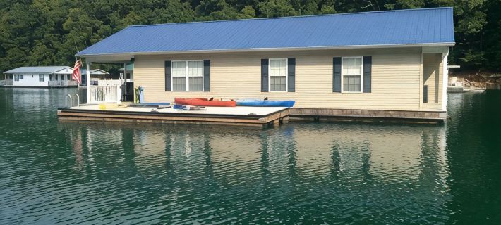 Attitude Adjustment Beautiful Floating Home on Scenic Norris Lake Hotels in Campbell County