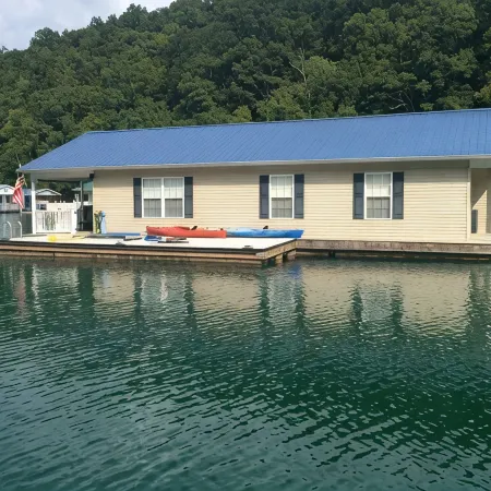 Attitude Adjustment Beautiful Floating Home on Scenic Norris Lake