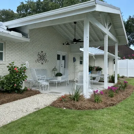 BRAND NEW! ONE LEVEL! 4 BEDRMS- 3 KING BEDS!! Shoppes & Dining - 7 Min to Beach!