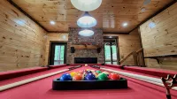 Lux Cabin-Indoor\Outdoor Living, large decks, hot tub, BBQ & Firepit, Game Room