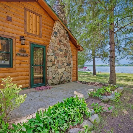 Nick's Lakeside Lodge
