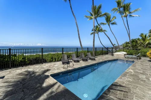 Fabulous Oceanfront Two Bedroom w/Huge Lanai & Central A/C! - 4星級