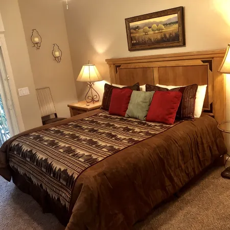 End of Summer Price Drop! Snowbasin Lakeside Luxury 3Bd.Hot Tub.Garage. 2300Sqft
