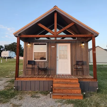 Cabin of Western Skies: loft, Wi-Fi , and tiny home living-close to OSU