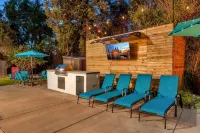 TROPICAL LUXURY OASIS Pool Spa Waterfalls Grotto 8 Bedrooms!