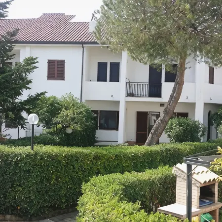 Beach House with Large Garden (Seaside Paradise Vasto)