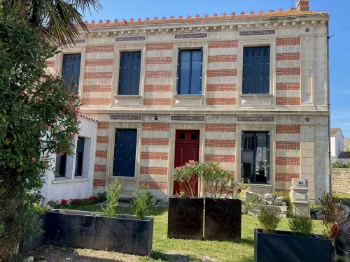 In the heart of the island: spacious, fully-equipped accommodation with garden and pool - Homestays