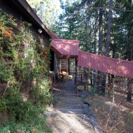 Mt Ashland Homestead, Ashland 10m, 40 ridgetop acres old forest, right by PCT
