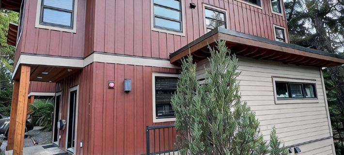 RAINFOREST GETAWAY - Directly on Spring Cove! Hotels in Ucluelet