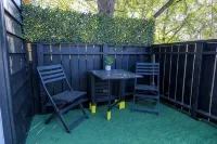 Funky House - Private Hot Tub - Walking Distance to Downtown - Bungalows