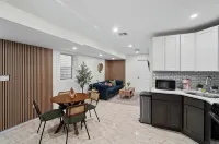 1-Bdr apartment 3 min walk from train to NYC -warm interior design - 2-Star