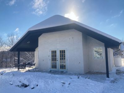 Charming Straw Bale Cottage Near Jay Peak – Cozy, Romantic, and Stylish Escape