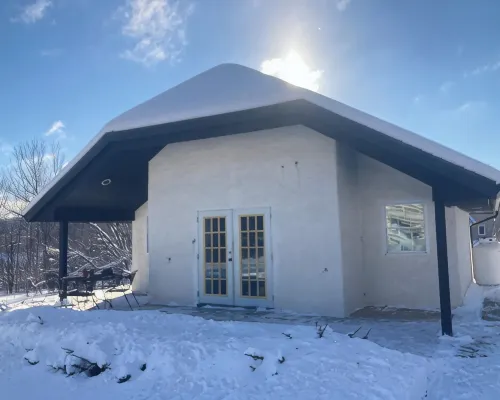 Charming Straw Bale Cottage Near Jay Peak – Cozy, Romantic, and Stylish Escape Hoteles en Jay